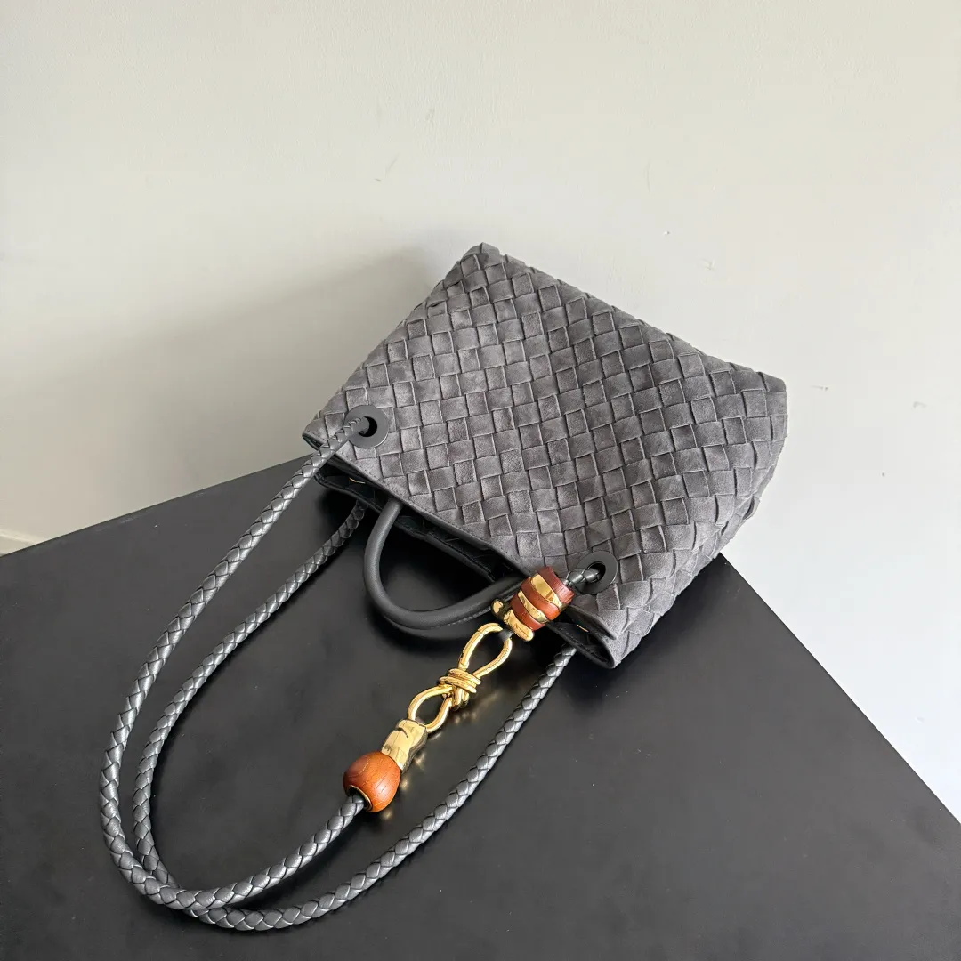 The new Andiamo batch of 3060 BV is shipped‼ ️The classic intercciato weaving process is used to create a soft bag, the metal knot is made of micro-cast aluminum using jewelry technology🪢, and the decorative beads are made of metal and hand-polished oak, allowing you to jump repeatedly between elegance and fun💃, making it unpredictable. Classic and versatile, it shows off your temperament, and the bag has a large capacity, making it very convenient for daily commuting! It has a variety of carrying methods, the shoulder straps can be adjusted by yourself, the original lambskin feels soft and delicate, and the unisex style breaks gender boundaries and brings a more practical and long-lasting use experience. The Andiamo, which has both elegant and casual styles, perfectly interprets the "fashionable old money style". Style number: 743568+wood hardware Color: suede graphite gray Size: 25*22*10.5cm